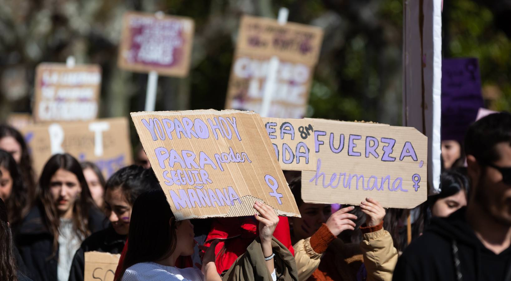 Fotos: La manifestación feminista estudiantil en Logroño, de camino a La Concha