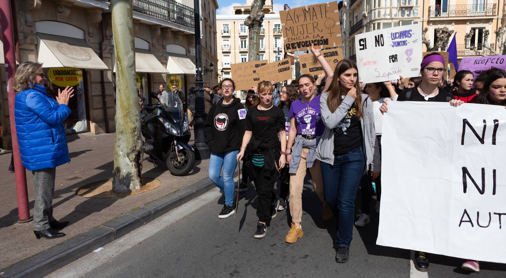 Fotos: La manifestación feminista estudiantil en Logroño, de camino a La Concha