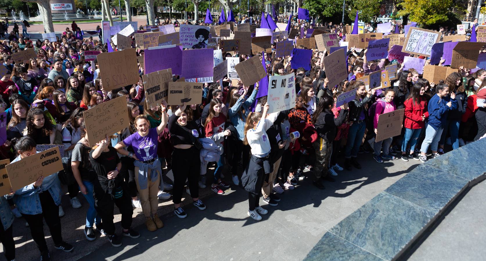 Fotos: La manifestación feminista estudiantil en Logroño, de camino a La Concha