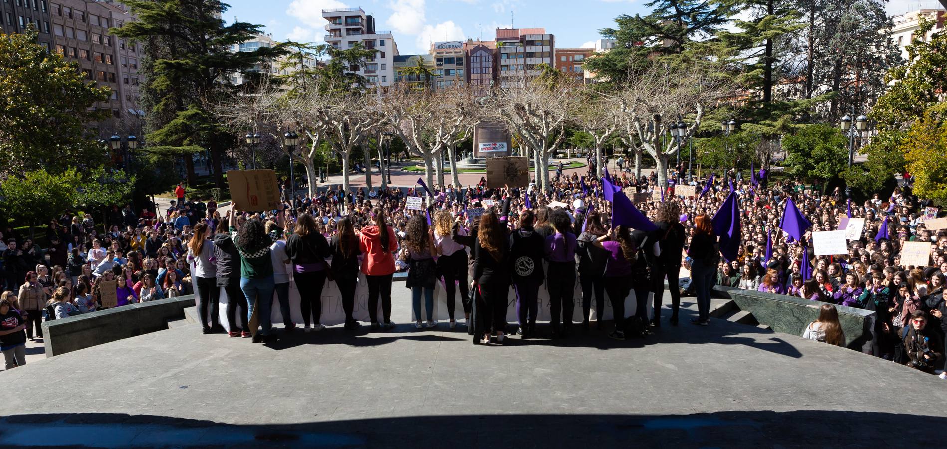 Fotos: La manifestación feminista estudiantil en Logroño, de camino a La Concha