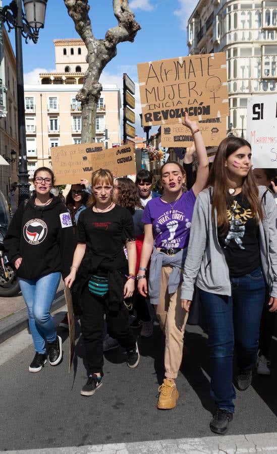 Fotos: La manifestación feminista estudiantil en Logroño, de camino a La Concha