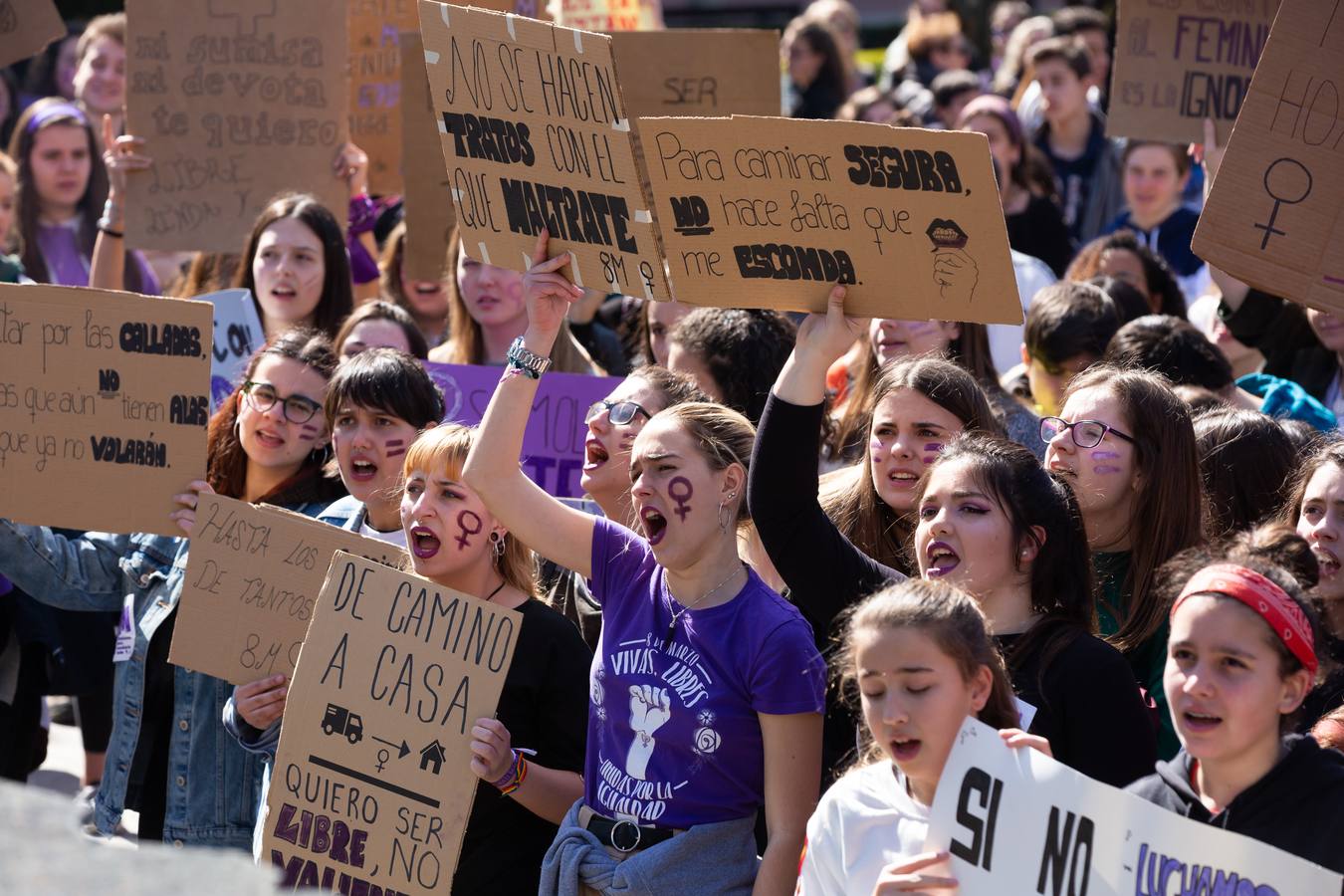 Fotos: La manifestación feminista estudiantil en Logroño, de camino a La Concha