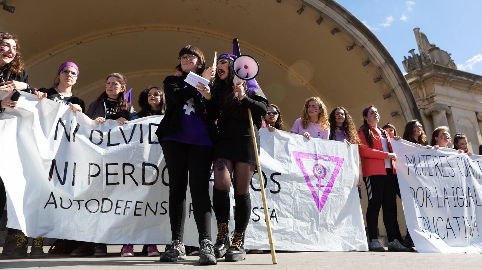 Fotos: La manifestación feminista estudiantil en Logroño, de camino a La Concha