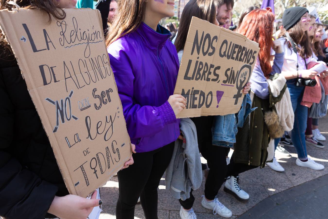 Fotos: La manifestación feminista estudiantil en Logroño, de camino a La Concha