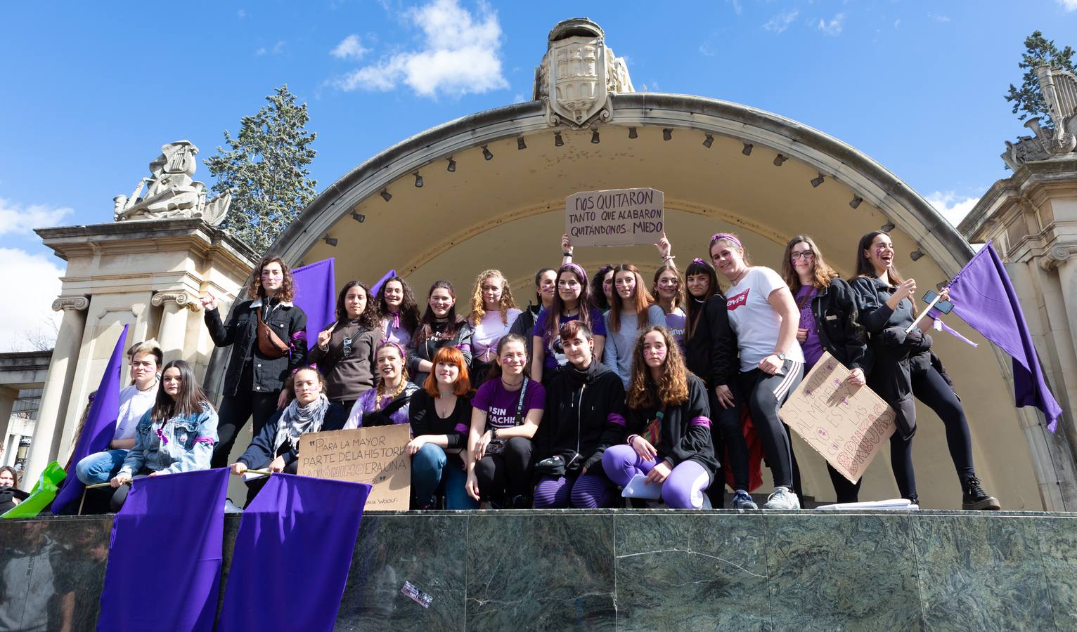 Fotos: La manifestación feminista estudiantil en Logroño, de camino a La Concha