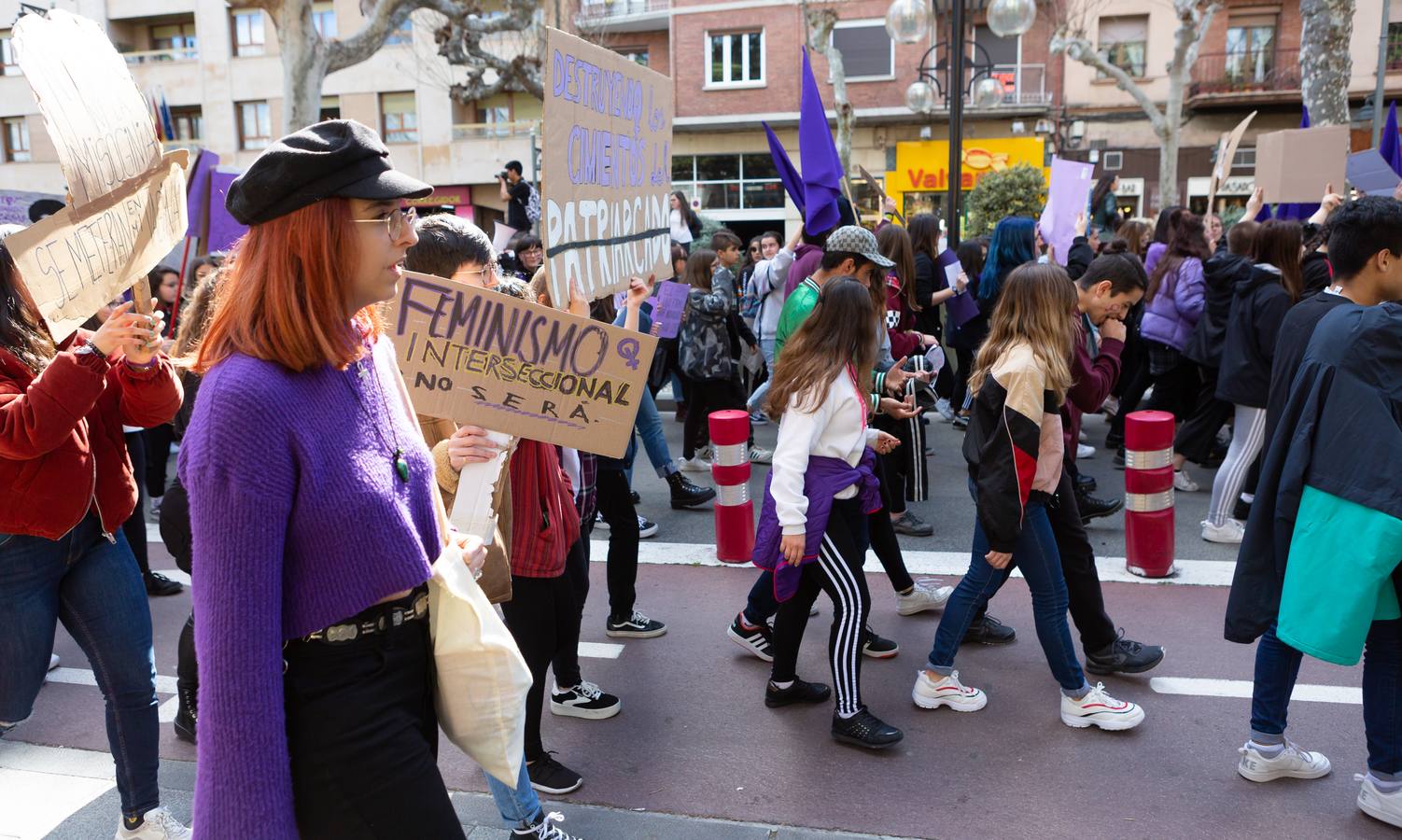 Fotos: La manifestación feminista estudiantil en Logroño, de camino a La Concha