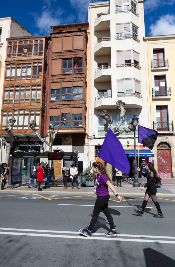 Fotos: La manifestación feminista estudiantil en Logroño, de camino a La Concha