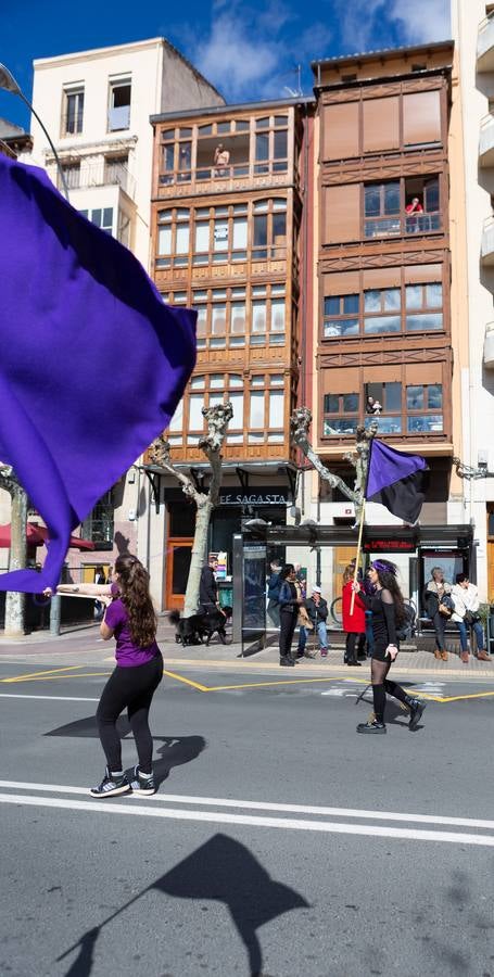 Fotos: La manifestación feminista estudiantil en Logroño, de camino a La Concha