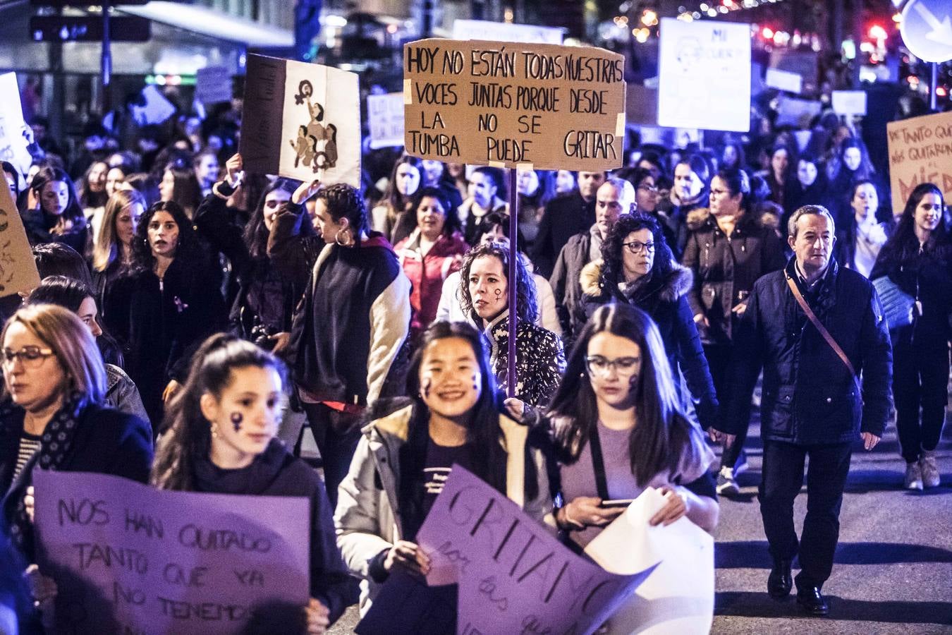 Fotos: La manifestación del Día de la Mujer llena al anocchecer las calles de Logroño