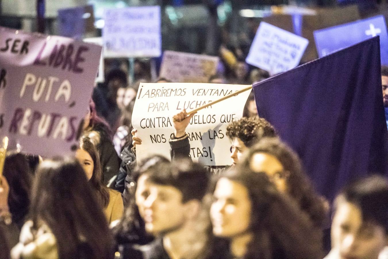 Fotos: La manifestación del Día de la Mujer llena al anocchecer las calles de Logroño