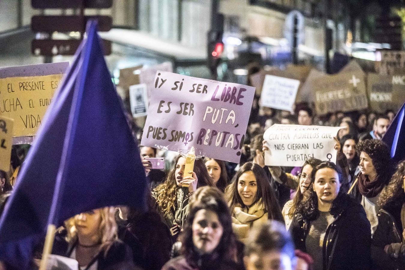 Fotos: La manifestación del Día de la Mujer llena al anocchecer las calles de Logroño