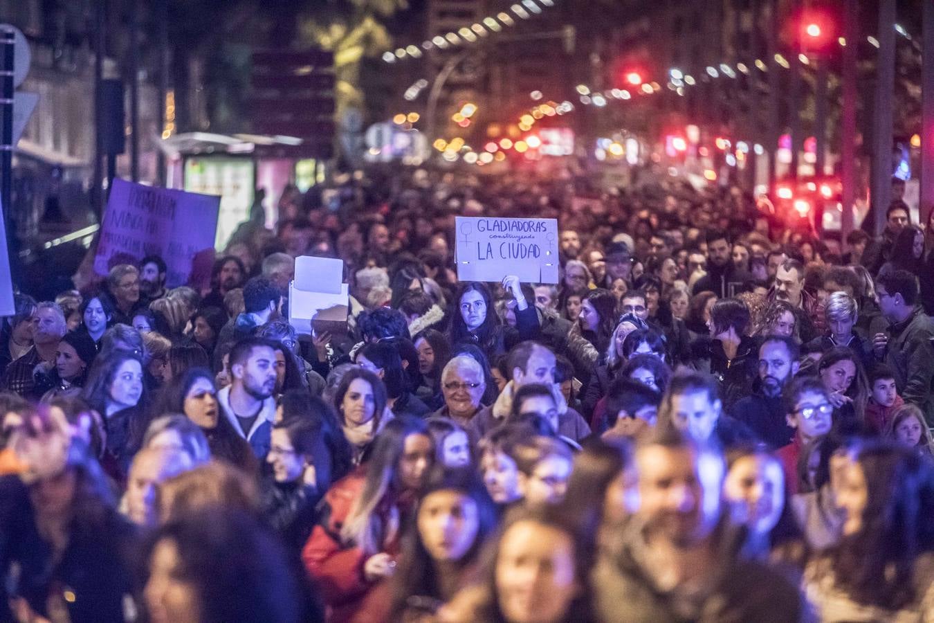 Fotos: La manifestación del Día de la Mujer llena al anocchecer las calles de Logroño