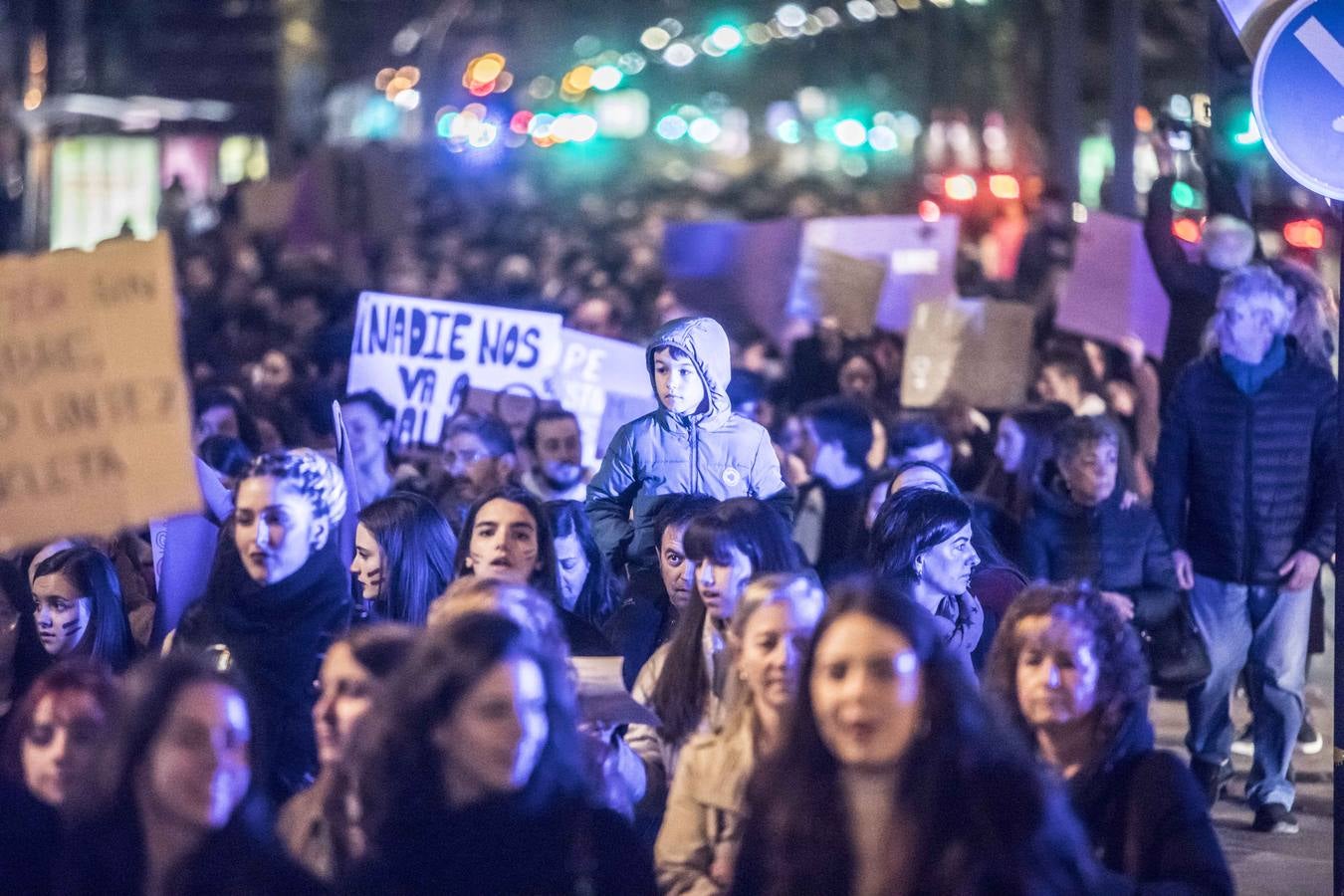 Fotos: La manifestación del Día de la Mujer llena al anocchecer las calles de Logroño