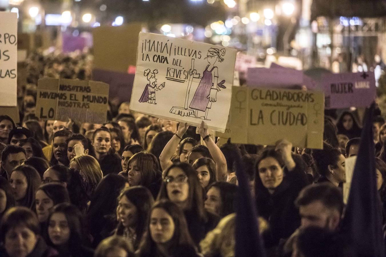 Fotos: La manifestación del Día de la Mujer llena al anocchecer las calles de Logroño