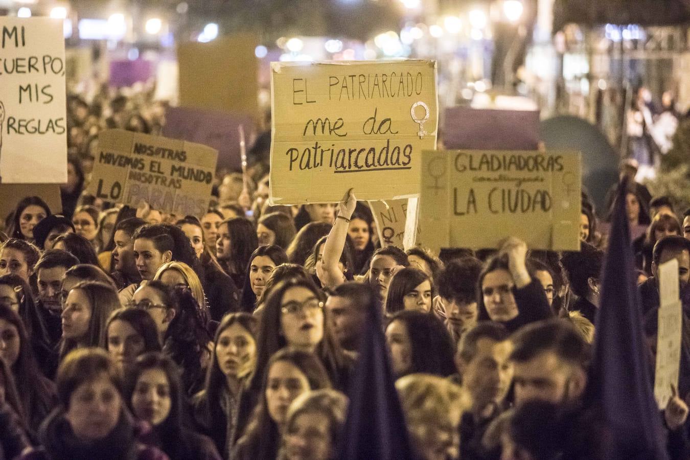 Fotos: La manifestación del Día de la Mujer llena al anocchecer las calles de Logroño