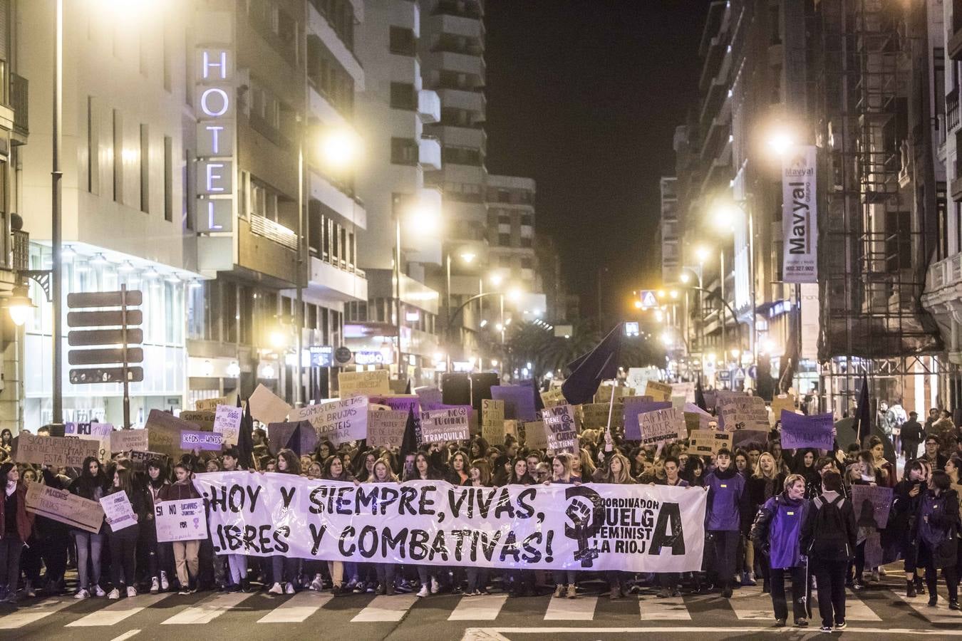 Fotos: La manifestación del Día de la Mujer llena al anocchecer las calles de Logroño