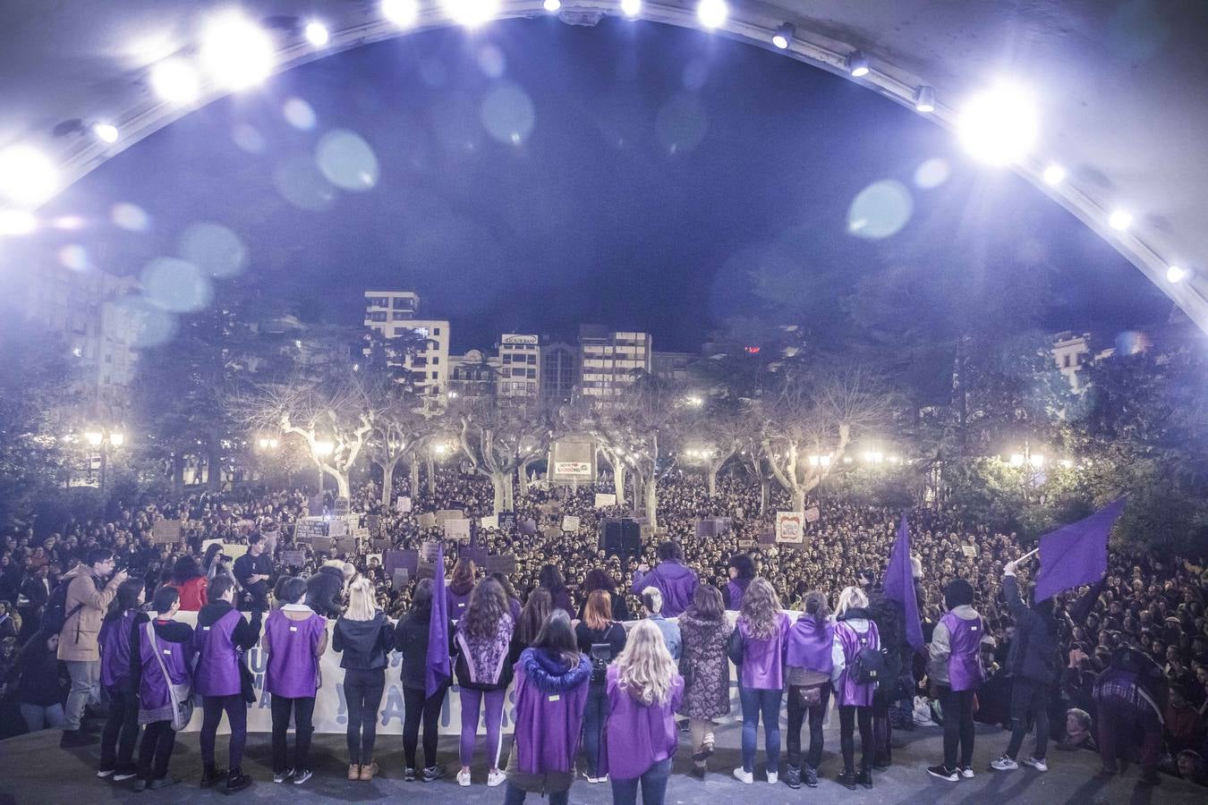 Fotos: La manifestación del Día de la Mujer llena al anocchecer las calles de Logroño