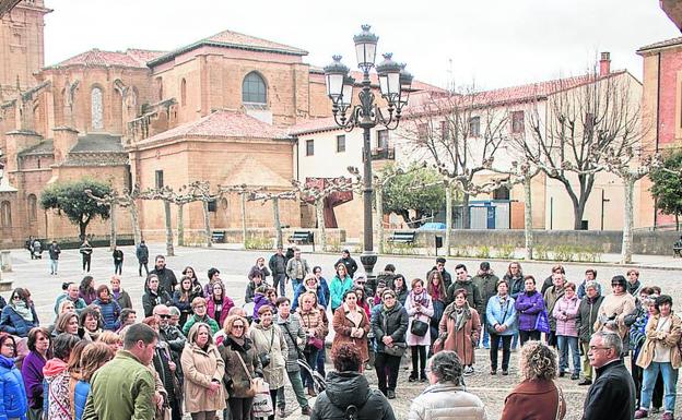 p Nájera. La lectura del manifiesto tuvo lugar, a mediodía, delante de la entrada al Ayuntamiento. 