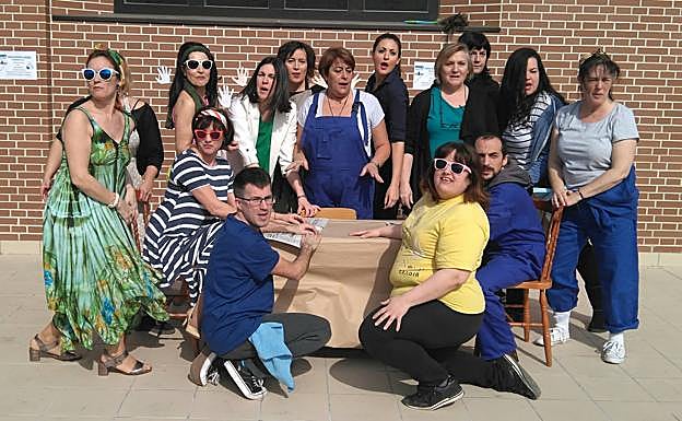 Fiesta solidaria de Manos Unidas en la parroquia San Antonio, de Logroño, con la actuación de Las Varietés Riojanas. 