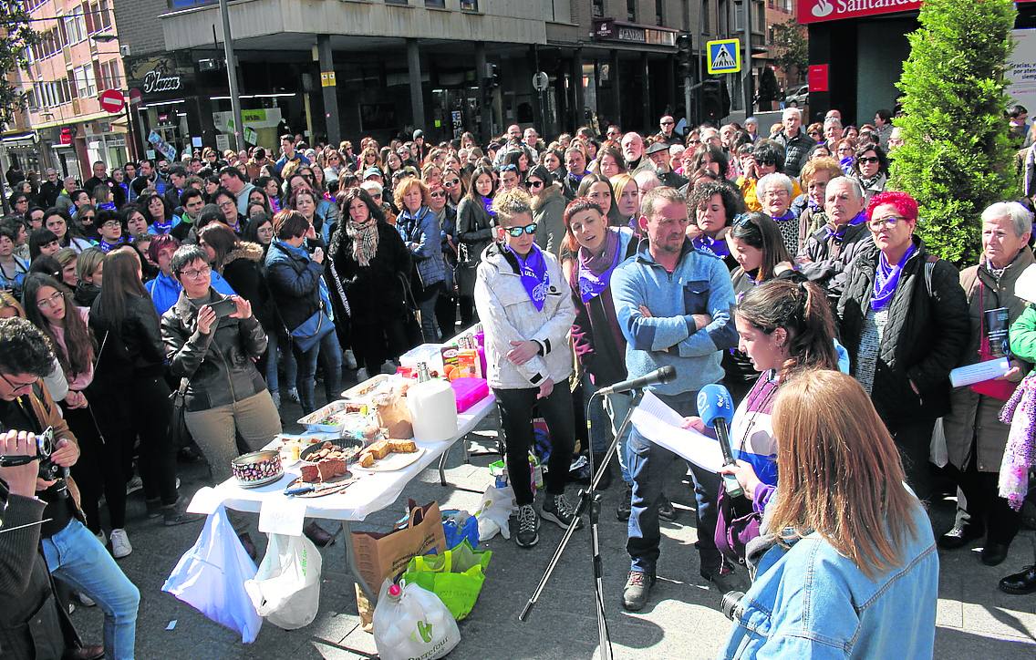 p Arnedo. Cientos de personas apoyaron la concentración feminista en la Puerta Munillo. 