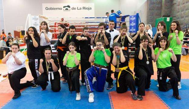 Tres imágenes del campeonato de kickboxing que se celebró ayer en el Adarraga.