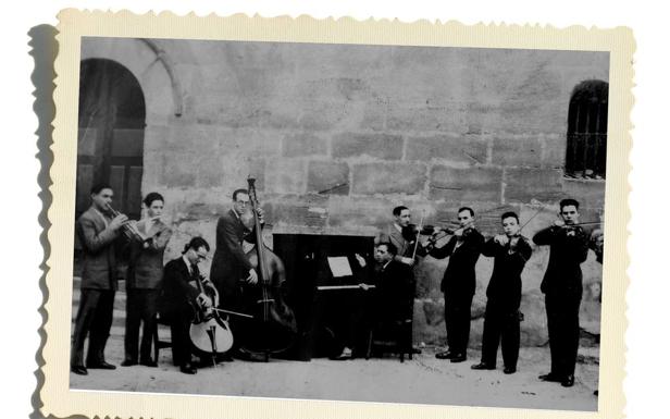 p Tocando en Haro. Eliseo Pinedo (el primero por la izquierda) toca la trompeta en una orquesta.