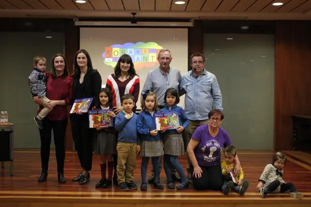 Los autores donaron libros a los centros educativos alfareños. :: e.p.