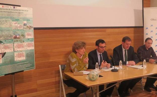 Javier Martínez Abaiga, a la dcha., junto a la Belén Ayetarán (UR), Íker Muguruza (Caixabank), y Íñigo Nagore (Medio Ambiente)