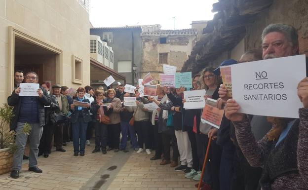 Más de un centenar de vecinos de Ribafrecha protesta contra los recortes sanitario en la localidad