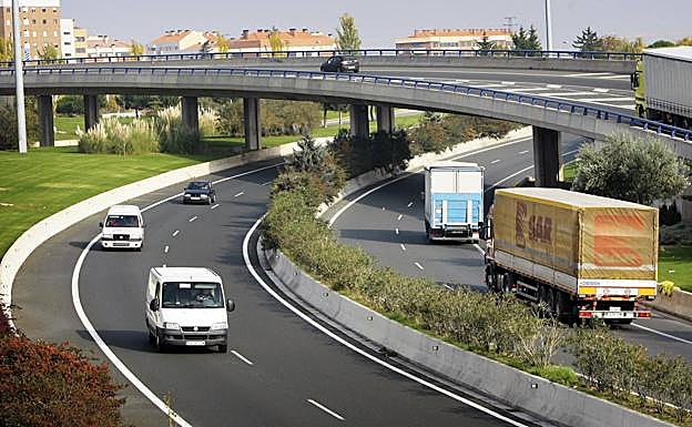 Arde un turismo en la circunvalación de Logroño