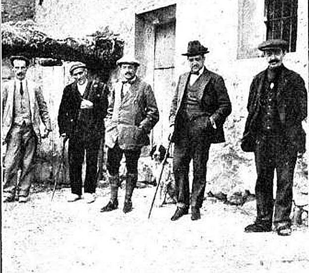 El Juzgado de Cervera, en el lugar del crimen. Posan el jefe de la cárcel, el juez Joaquín Victoria, el médico Zapatero y el secretario del Juzgado. 