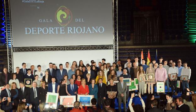 Foto de familia de autoridades y premiados al término de la Gala del Deporte celebrada en el Palacio de los Deportes. :: 