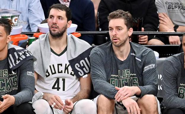 Nikola Mirotic y Pau Gasol, en el banquillo. 