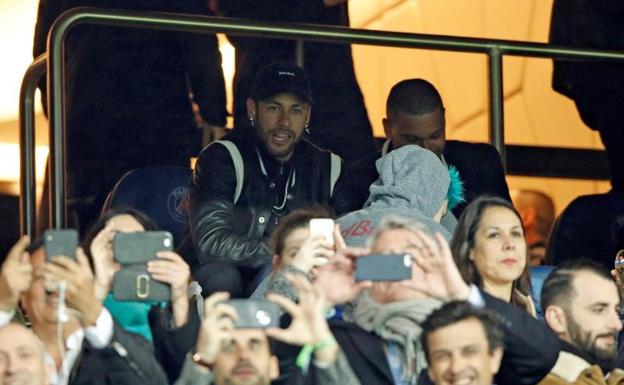 Neymar, siguiendo el pasado 3 de marzo el partido que midió al PSG con el Manchester United en el Parque de los Príncipes. 