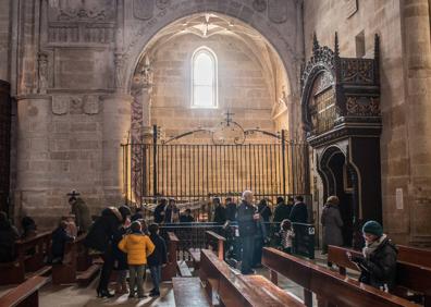 Imagen secundaria 1 - 1-La imagen del Santo preside el mausoleo./ 2-La cripta se localiza frente al gallinero del siglo XV. / 3-Catedral de Santo Domingo de la Calzada. 