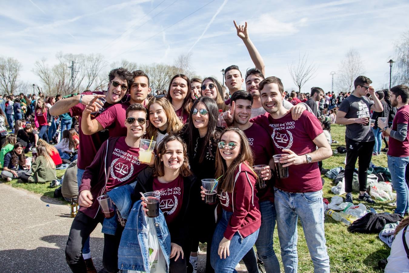 Cientos de estudiantes se reúnen, una año más, para celebrar la multitudinaria fiesta universitaria