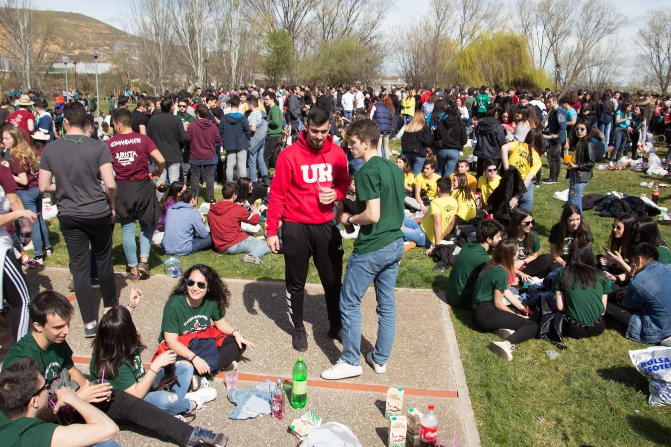 Cientos de estudiantes se reúnen, una año más, para celebrar la multitudinaria fiesta universitaria