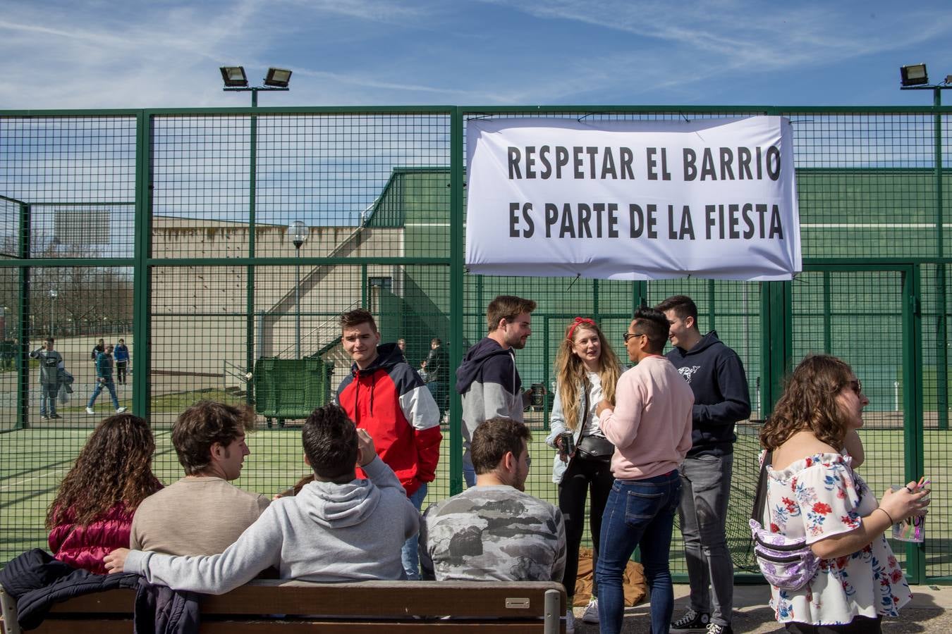 Cientos de estudiantes se reúnen, una año más, para celebrar la multitudinaria fiesta universitaria