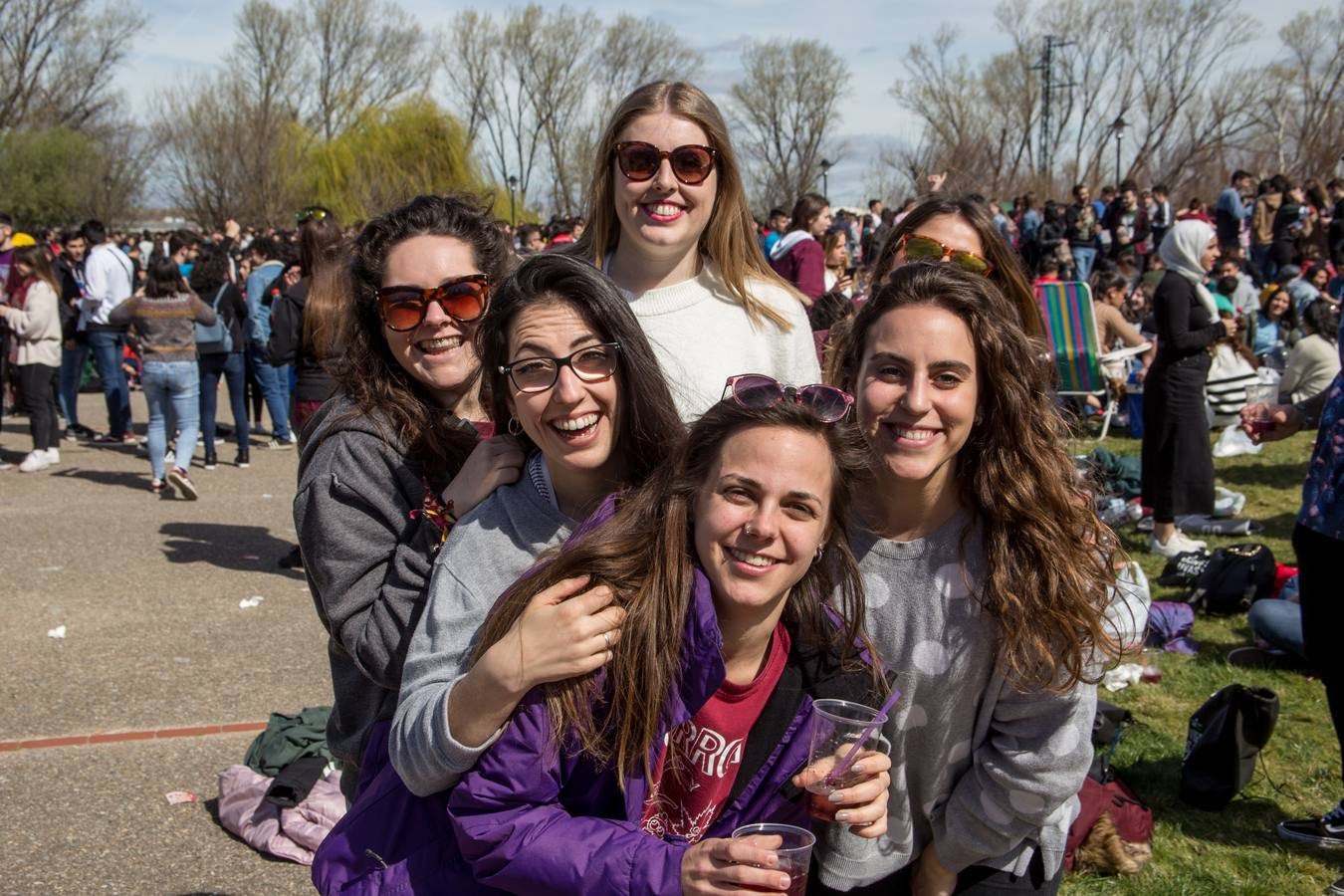Cientos de estudiantes se reúnen, una año más, para celebrar la multitudinaria fiesta universitaria