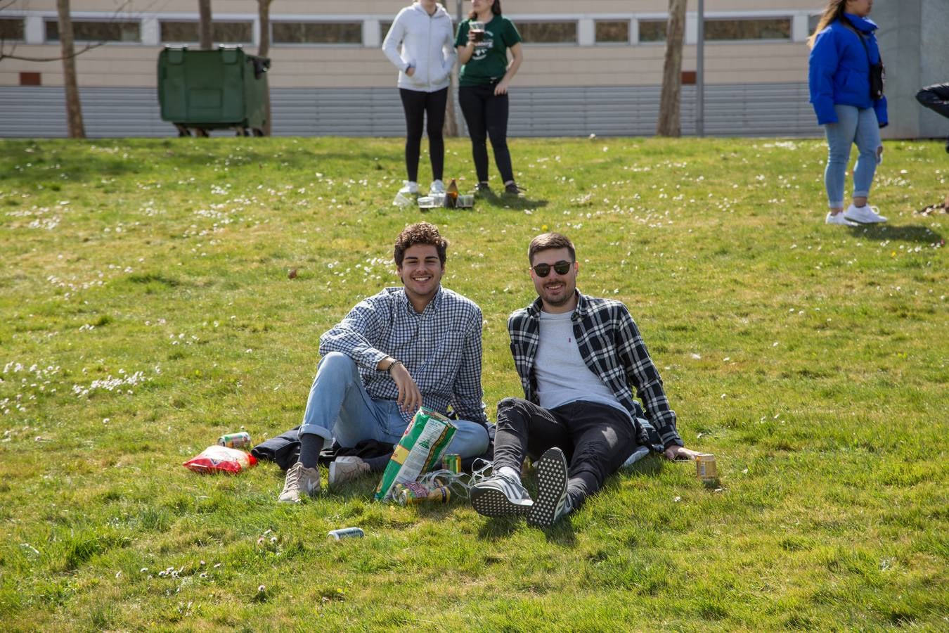 Cientos de estudiantes se reúnen, una año más, para celebrar la multitudinaria fiesta universitaria