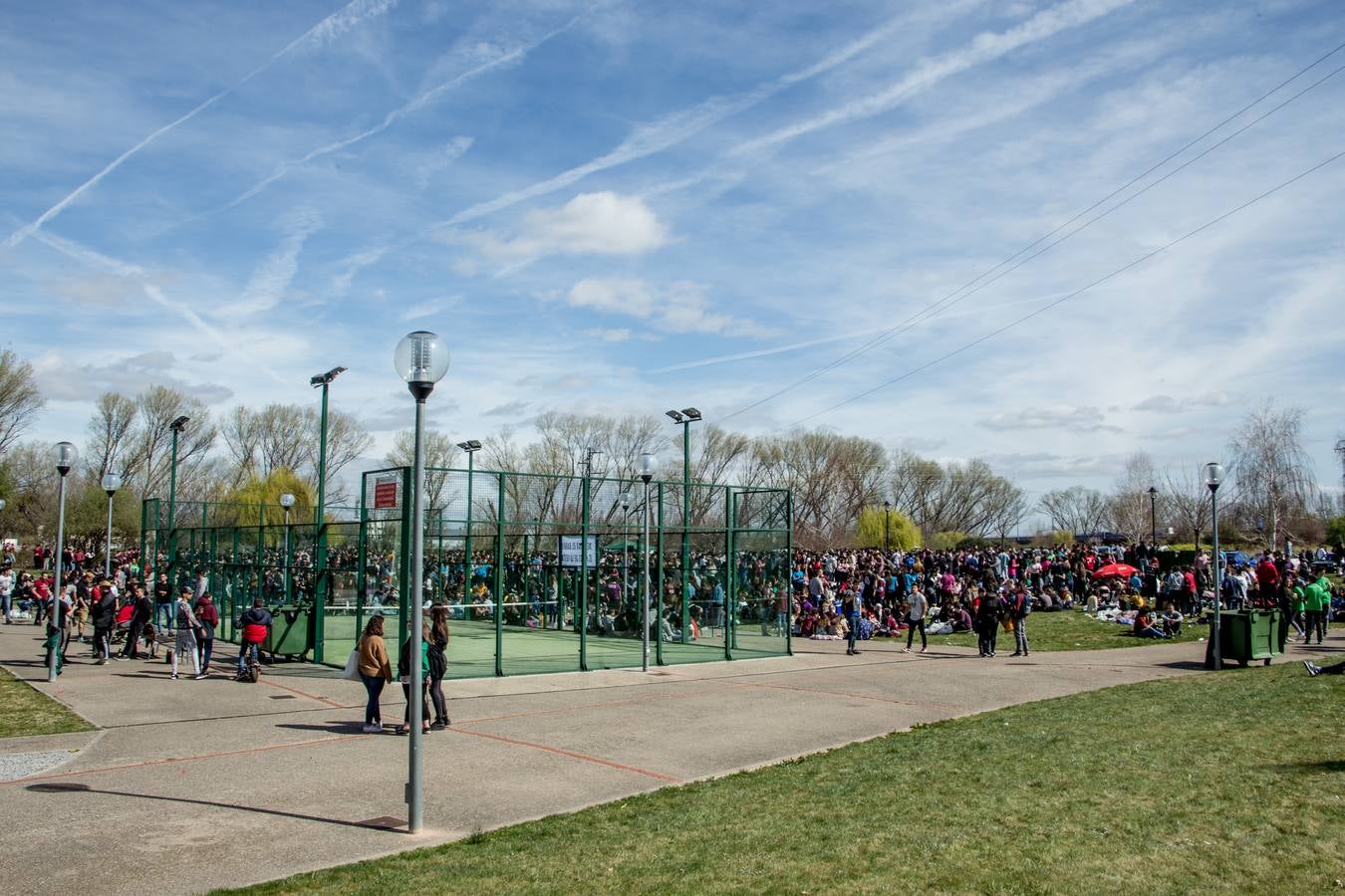 Cientos de estudiantes se reúnen, una año más, para celebrar la multitudinaria fiesta universitaria