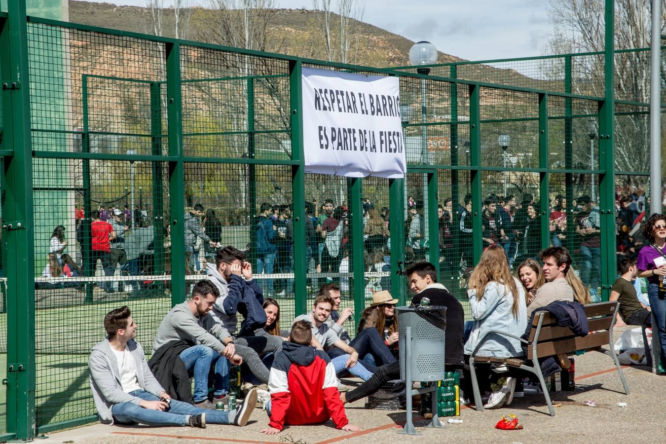 Cientos de estudiantes se reúnen, una año más, para celebrar la multitudinaria fiesta universitaria