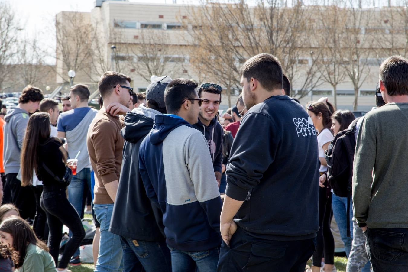Cientos de estudiantes se reúnen, una año más, para celebrar la multitudinaria fiesta universitaria