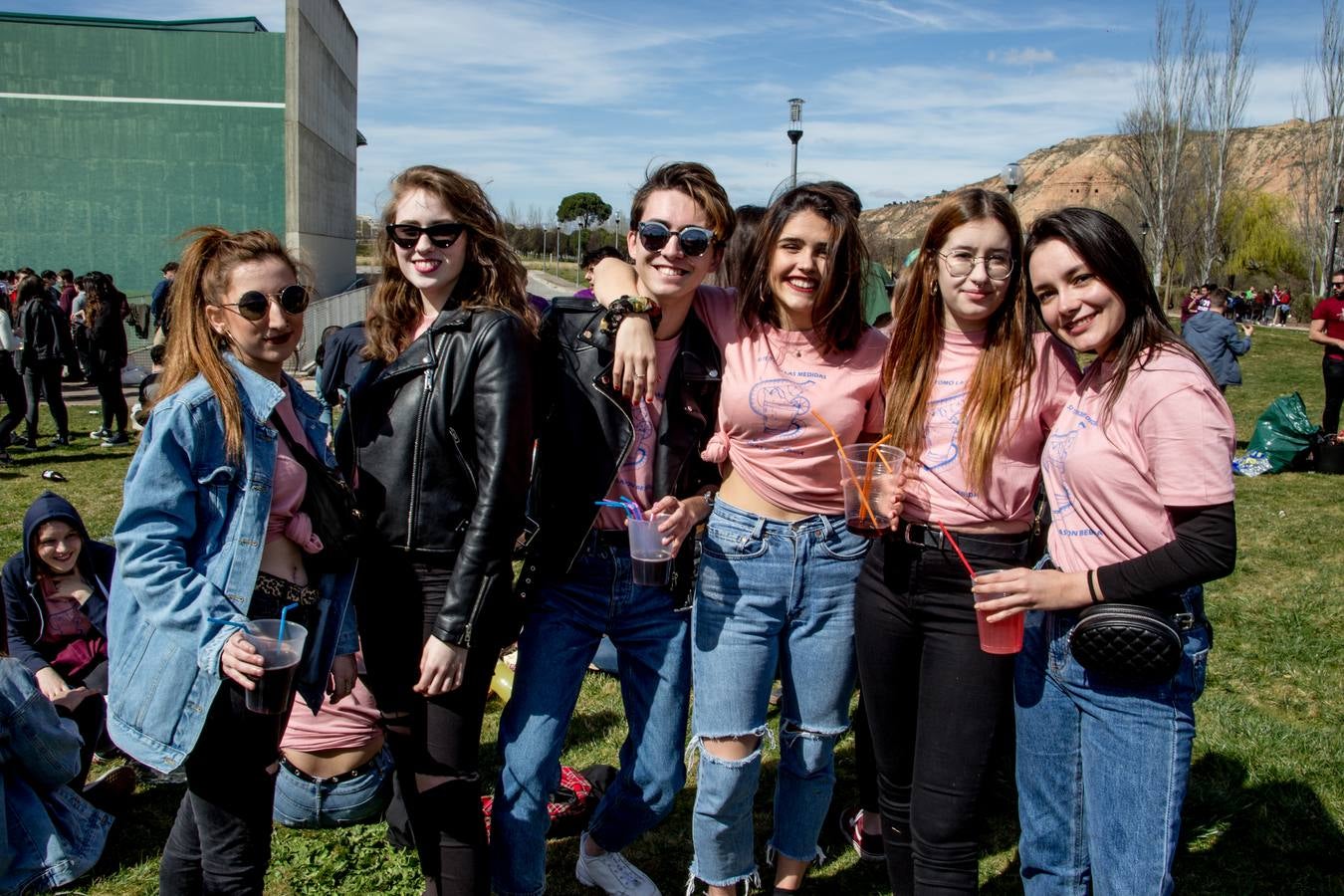 Cientos de estudiantes se reúnen, una año más, para celebrar la multitudinaria fiesta universitaria