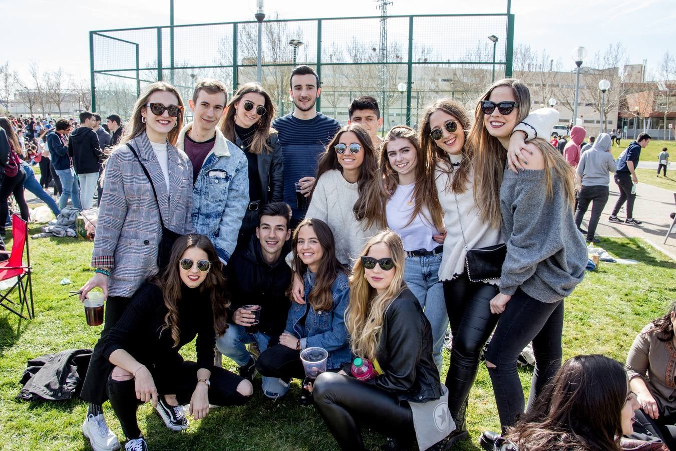 Cientos de estudiantes se reúnen, una año más, para celebrar la multitudinaria fiesta universitaria