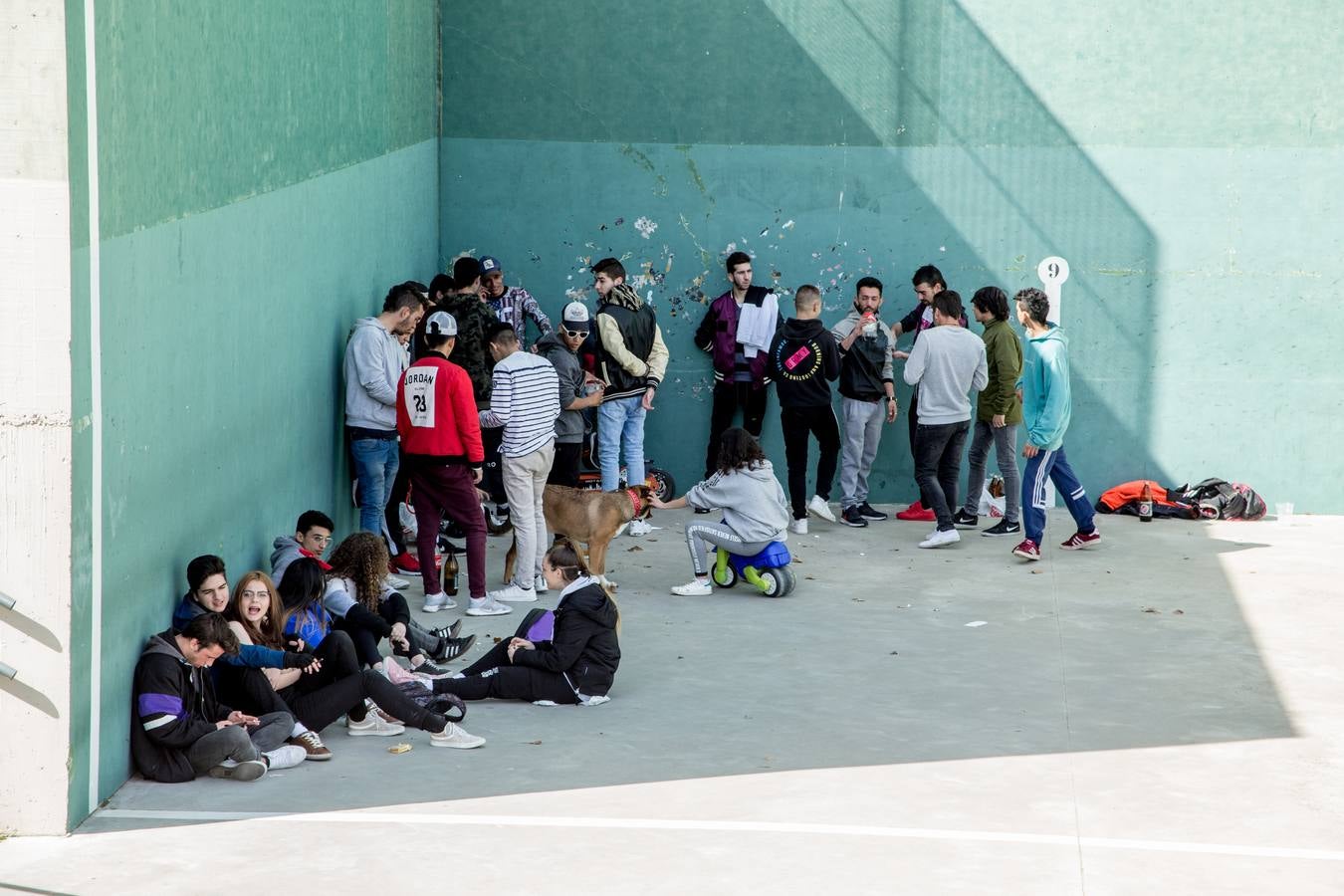 Cientos de estudiantes se reúnen, una año más, para celebrar la multitudinaria fiesta universitaria