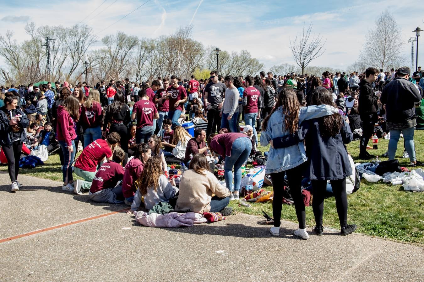 Cientos de estudiantes se reúnen, una año más, para celebrar la multitudinaria fiesta universitaria