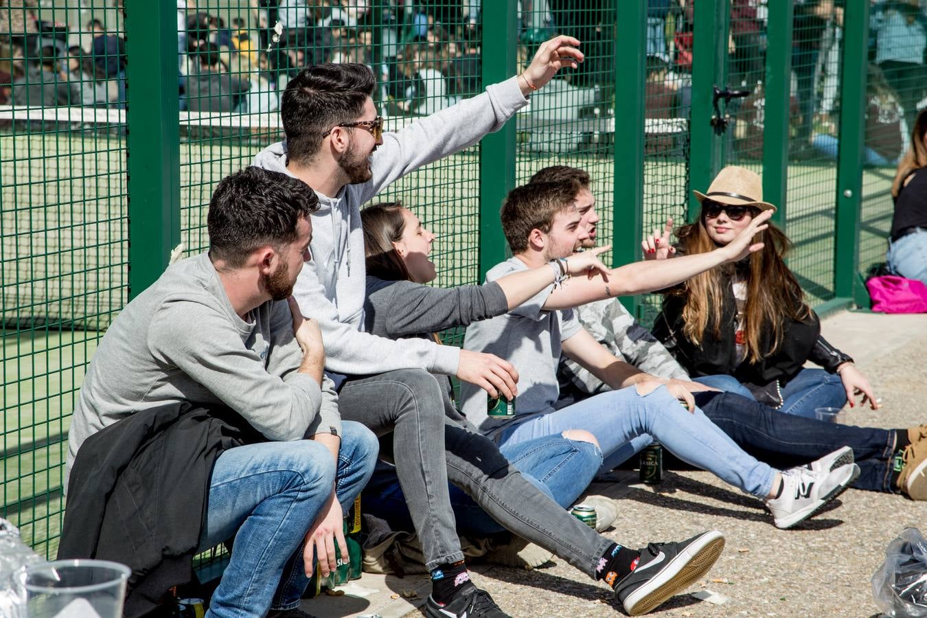 Cientos de estudiantes se reúnen, una año más, para celebrar la multitudinaria fiesta universitaria
