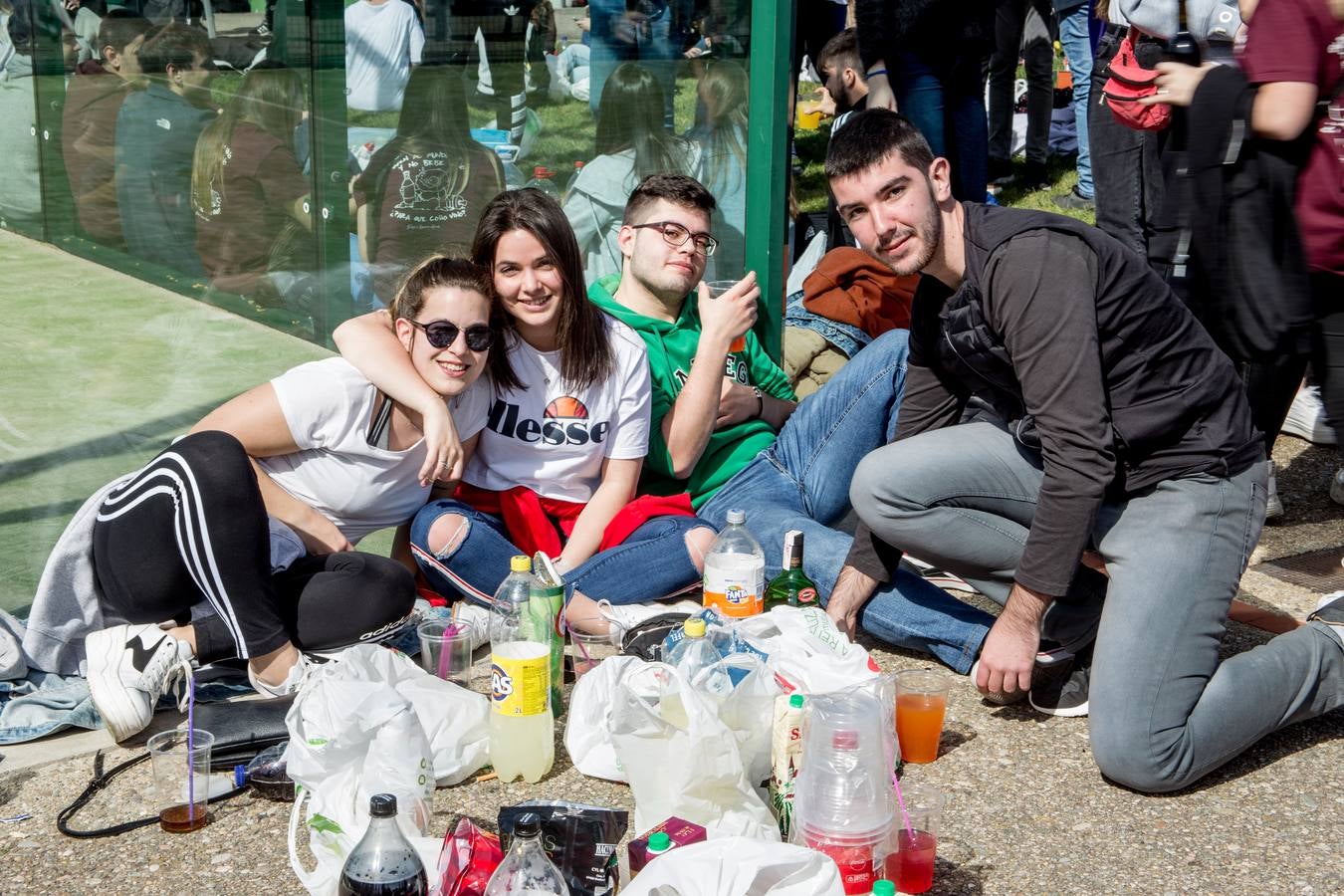 Cientos de estudiantes se reúnen, una año más, para celebrar la multitudinaria fiesta universitaria
