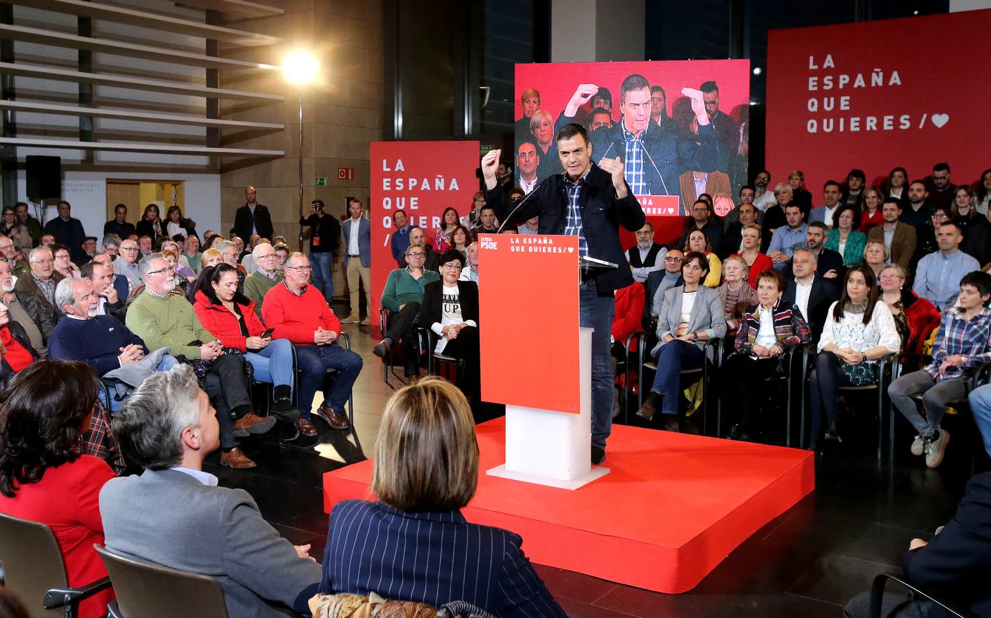 El presidente del Gobierno protagoniza un enfervorizado mitin en Riojaforum y pide el voto para Andreu y Hermoso de Mendoza